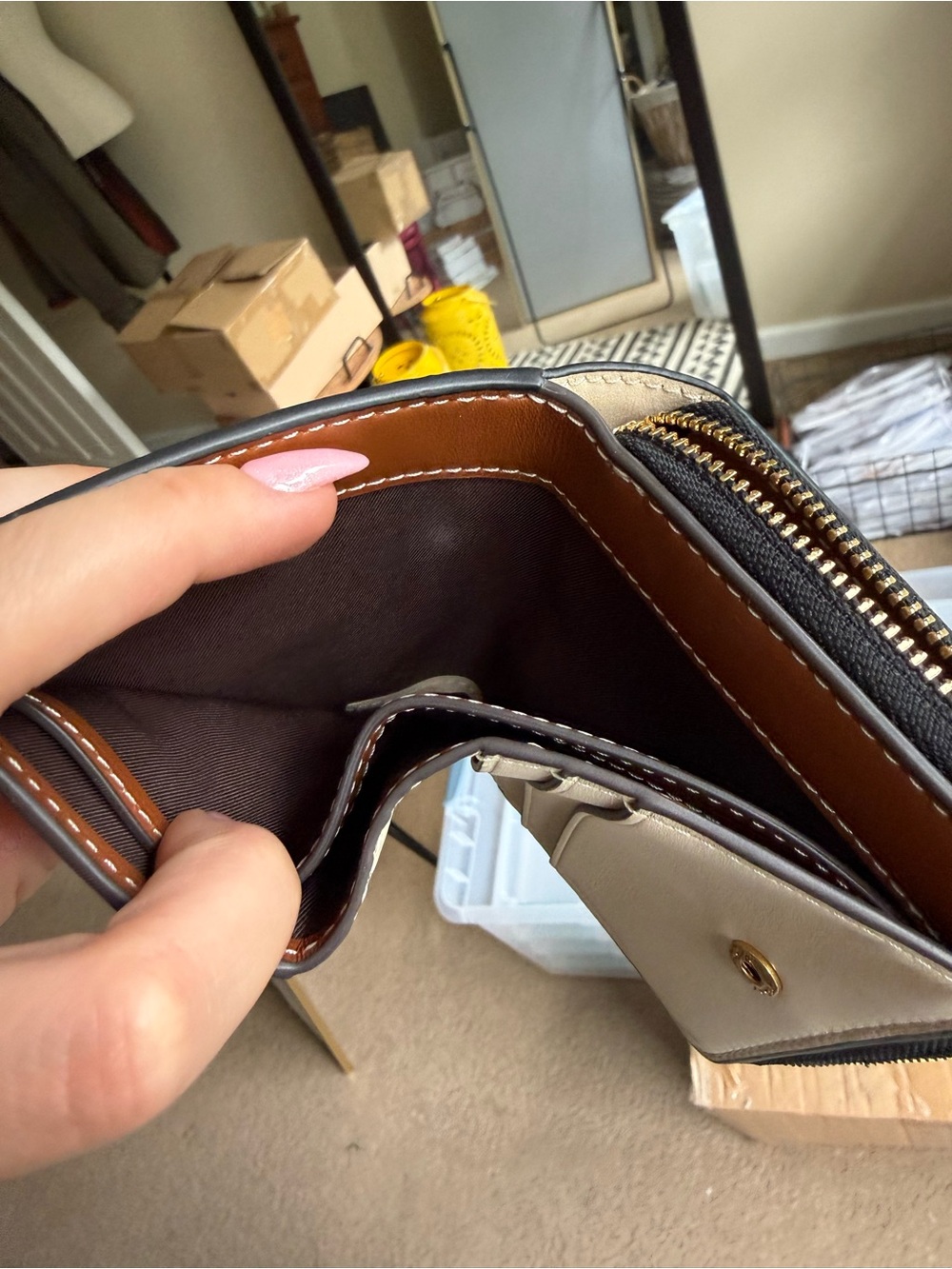 Tory Burch Black and Cream Logo Zip Wallet - Picture 7 of 8